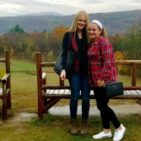 Meet your Posher, Melissa - Picture 3 of 3